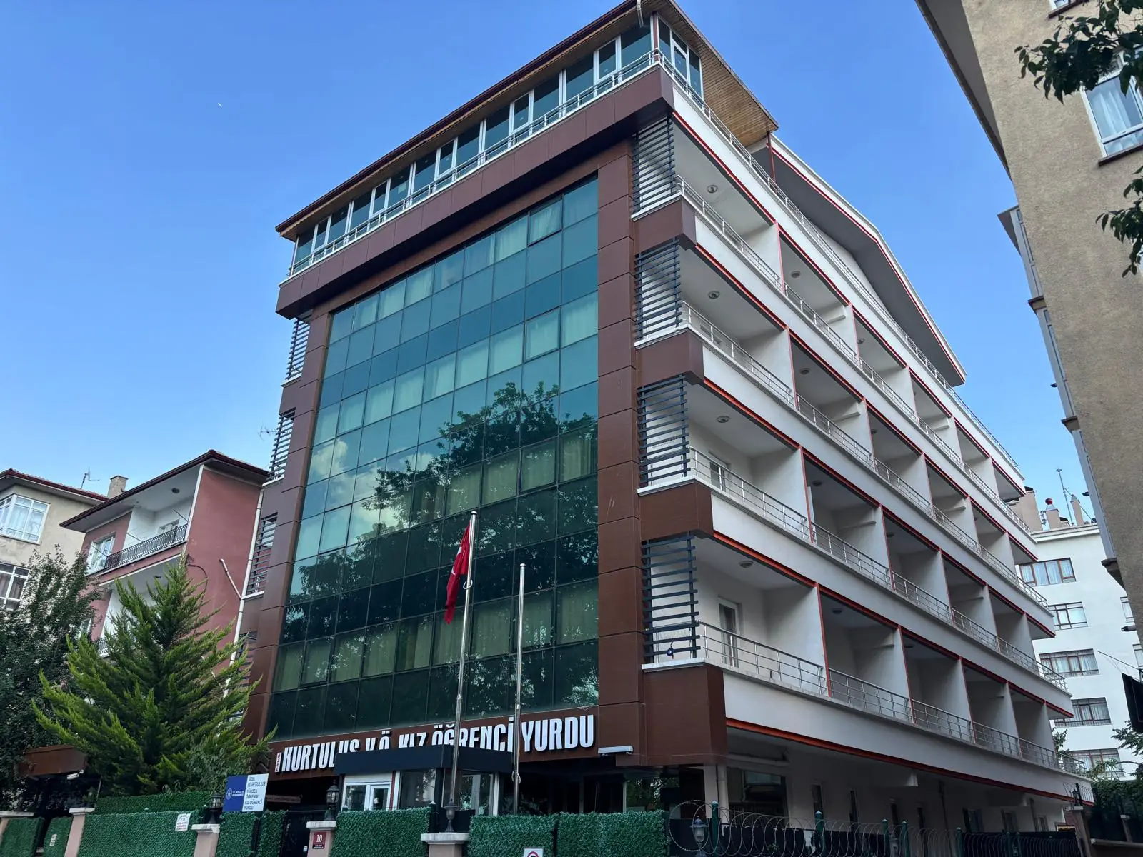 Özel Kurtuluş Kız Öğrenci Yurdu geniş dış cephe görünümü