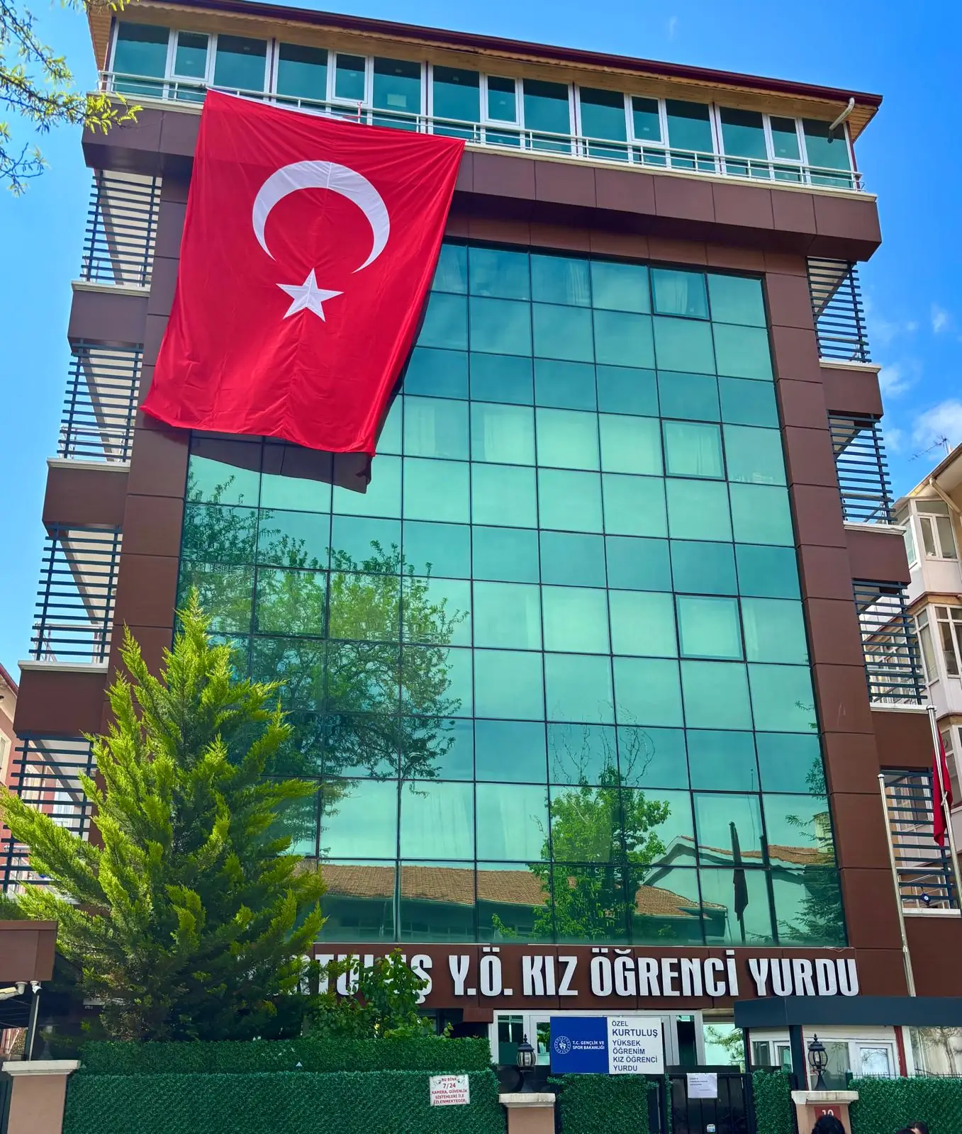 Özel Kurtuluş Kız Öğrenci Yurdu ön cephede Türk bayrağı