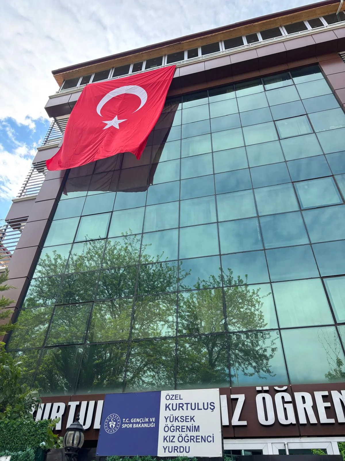 Özel Kurtuluş Kız Öğrenci Yurdu cam cephe ve tabela görünümü