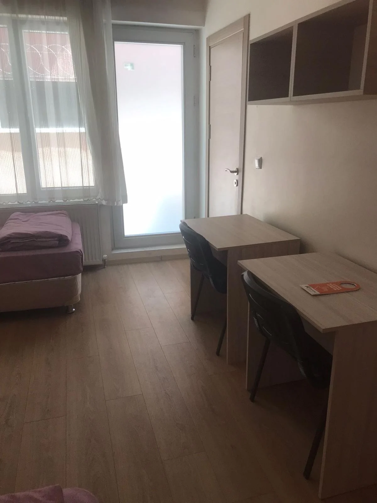 İki kişilik oda çalışma alanı