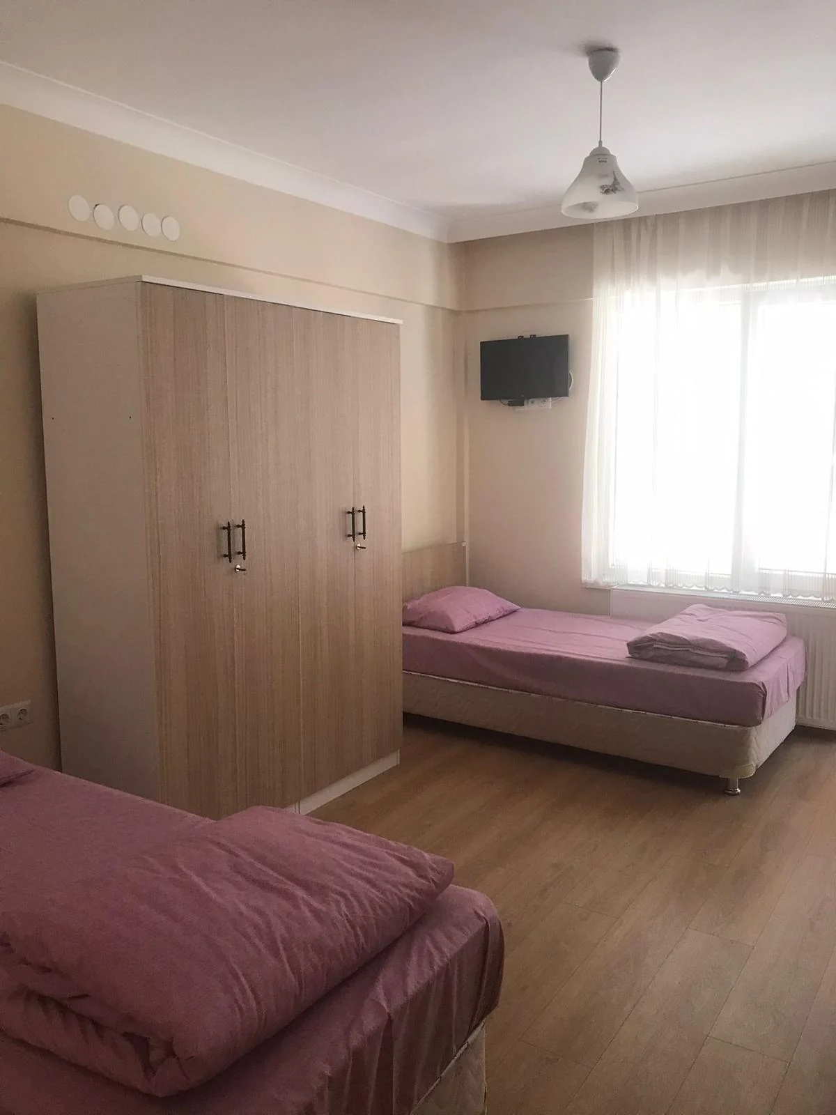 İki kişilik oda yatak görünümü